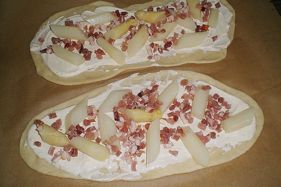 Spargelflammkuchen mit Serranoschinken