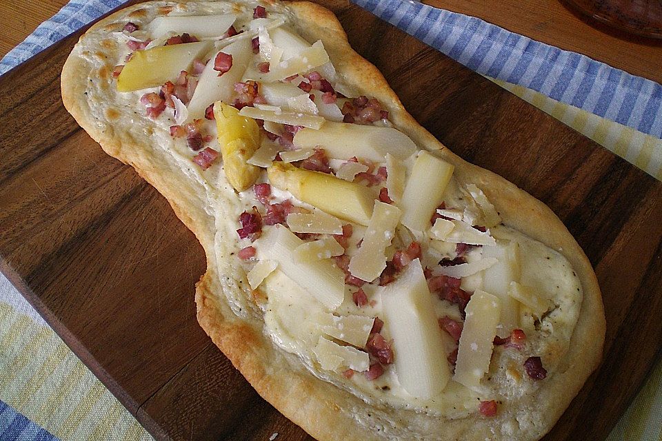 Spargelflammkuchen mit Serranoschinken