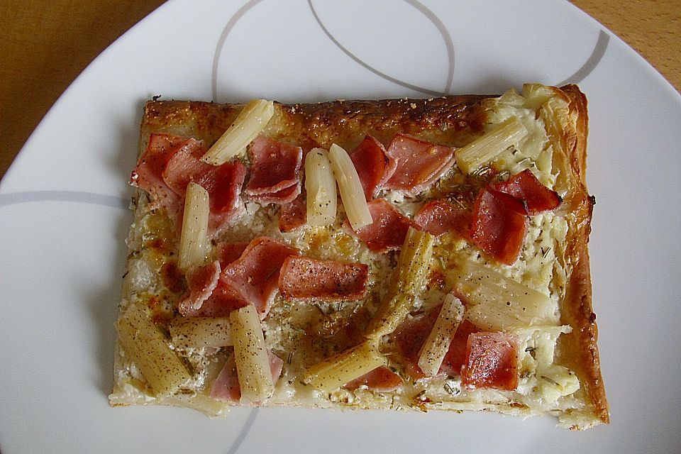 Spargelflammkuchen mit Serranoschinken