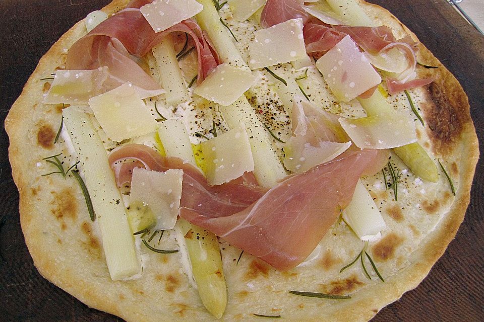 Spargelflammkuchen mit Serranoschinken