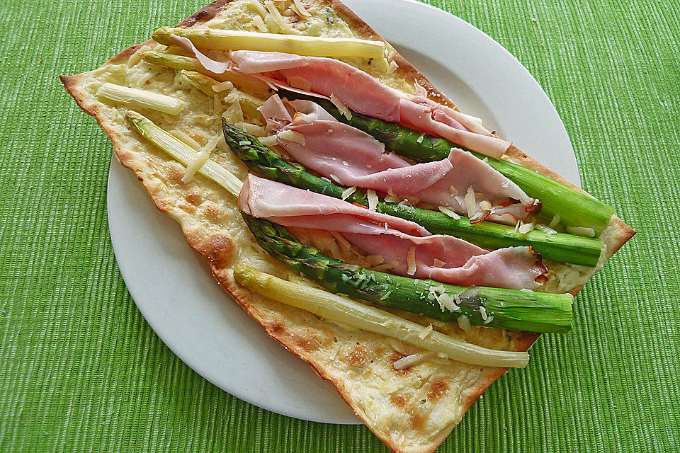 Spargelflammkuchen mit Serranoschinken