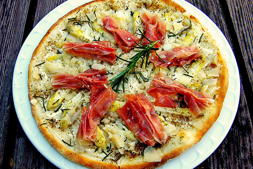 Spargelflammkuchen mit Serranoschinken