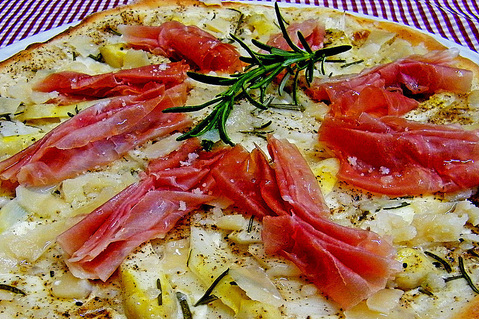 Spargelflammkuchen mit Serranoschinken