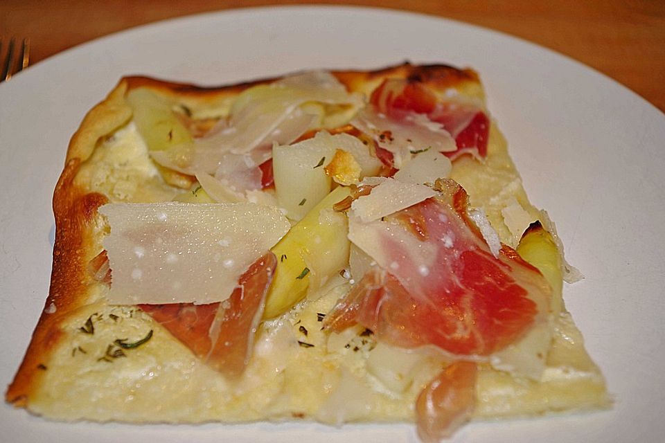 Spargelflammkuchen mit Serranoschinken