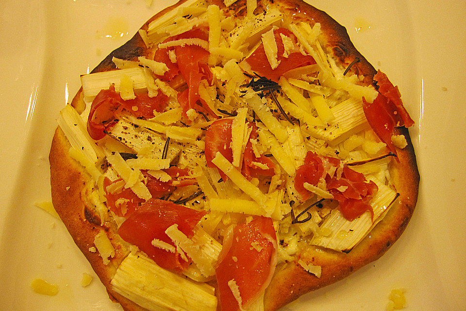 Spargelflammkuchen mit Serranoschinken