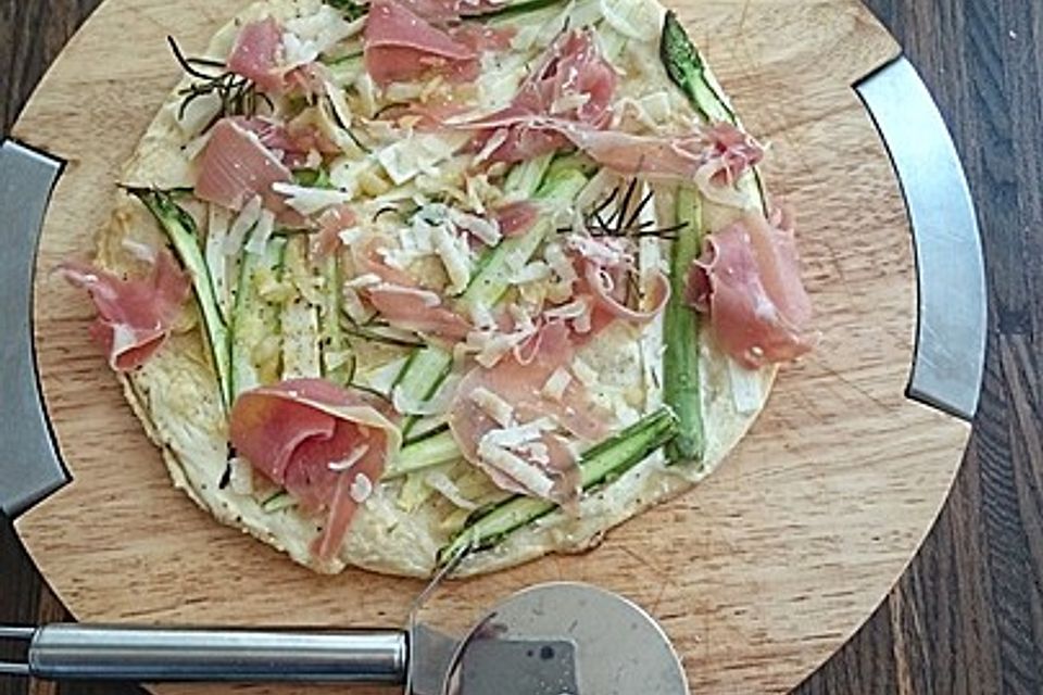 Spargelflammkuchen mit Serranoschinken