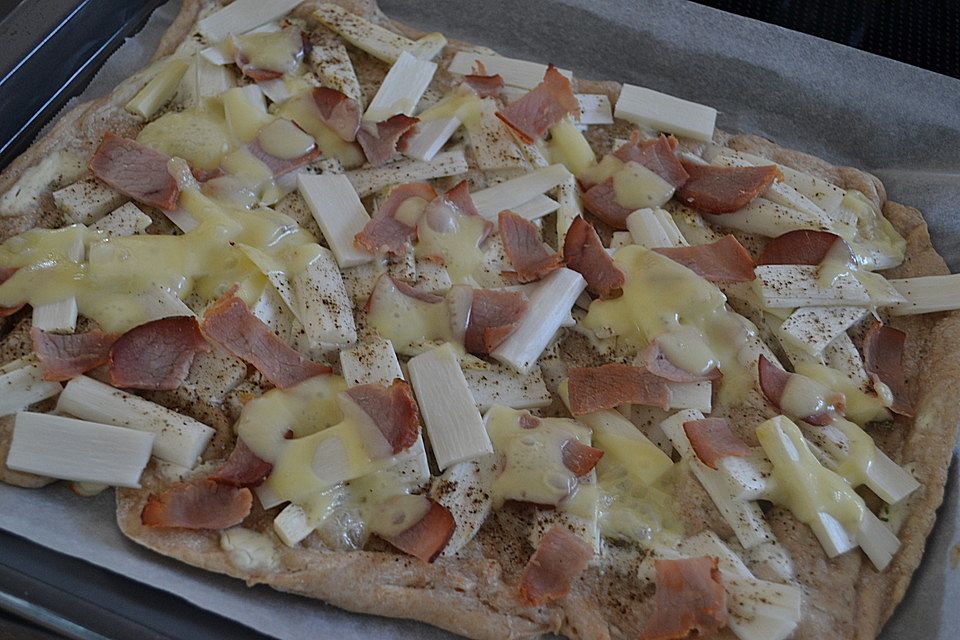 Spargelflammkuchen mit Serranoschinken