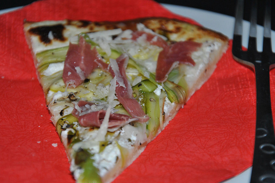 Spargelflammkuchen mit Serranoschinken