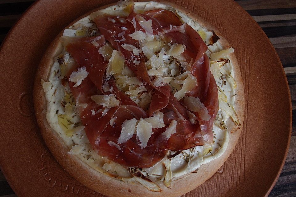 Spargelflammkuchen mit Serranoschinken