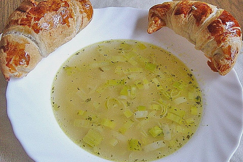 Porreesuppe mit Speckhörnchen