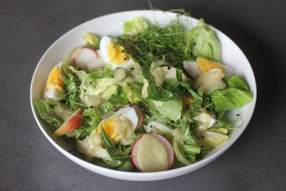 Saisonsalat mit frühlingsfrischen Kräutern