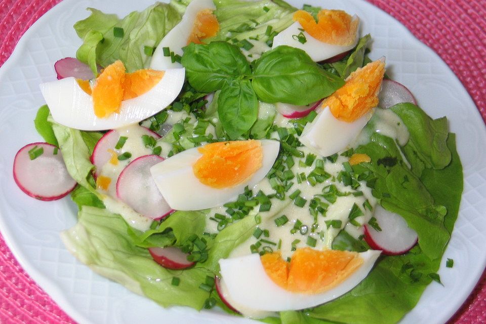 Saisonsalat mit frühlingsfrischen Kräutern