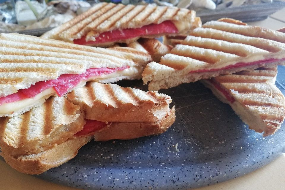 Käsetoast mit Salami