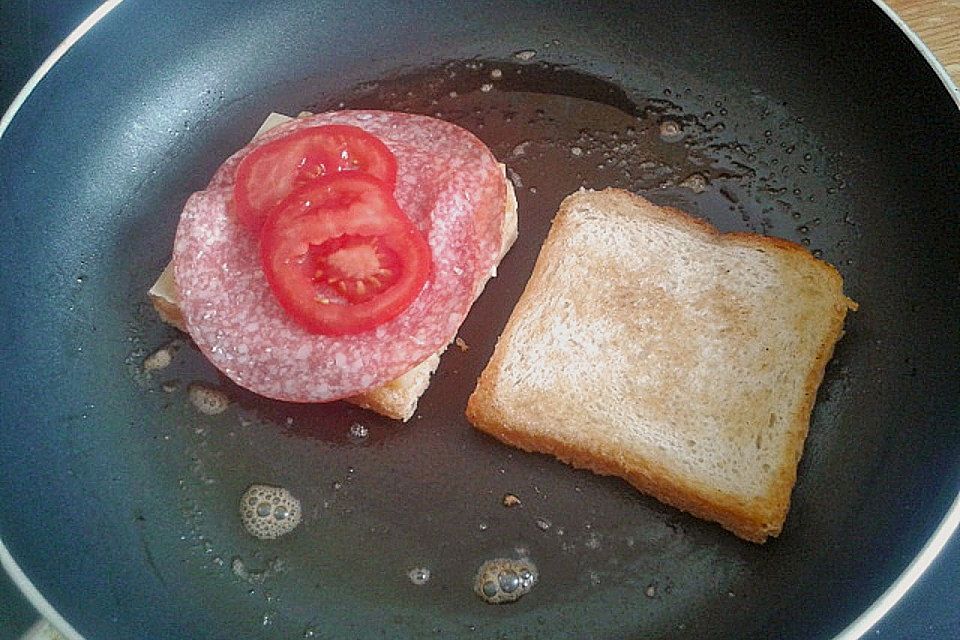 Käsetoast mit Salami