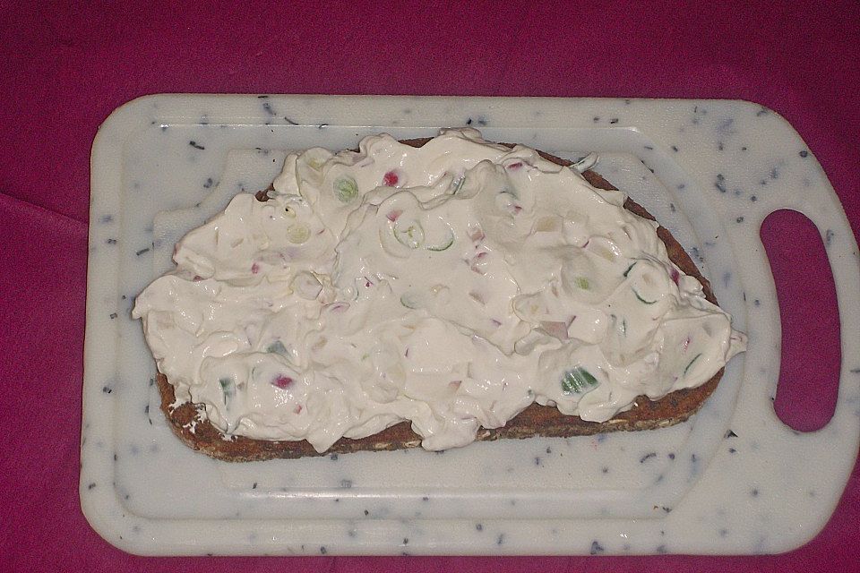 Frischkäse angemacht mit Lauchzwiebeln