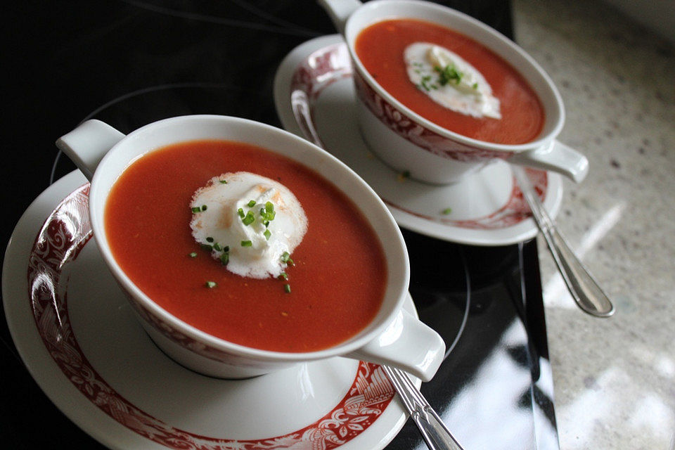 Tomatensuppe mit Schnittlauchsahne