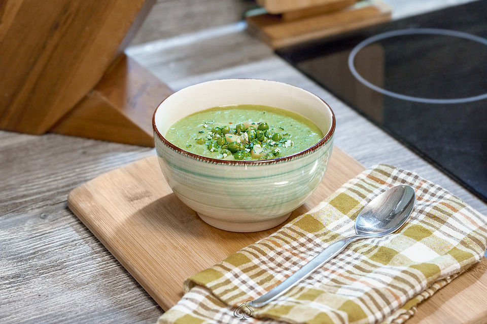 Erbsensuppe mit Würstchen