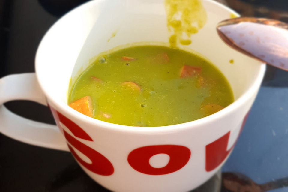 Erbsensuppe mit Würstchen