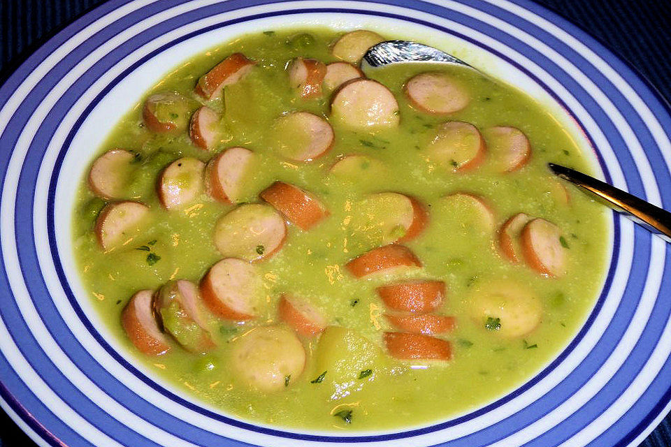 Erbsensuppe mit Würstchen