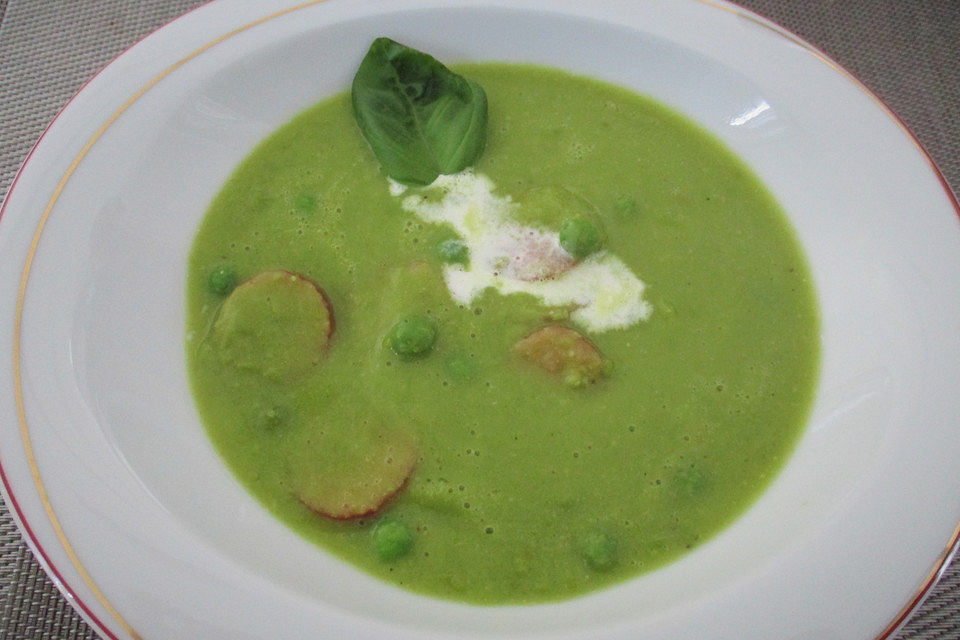 Erbsensuppe mit Würstchen