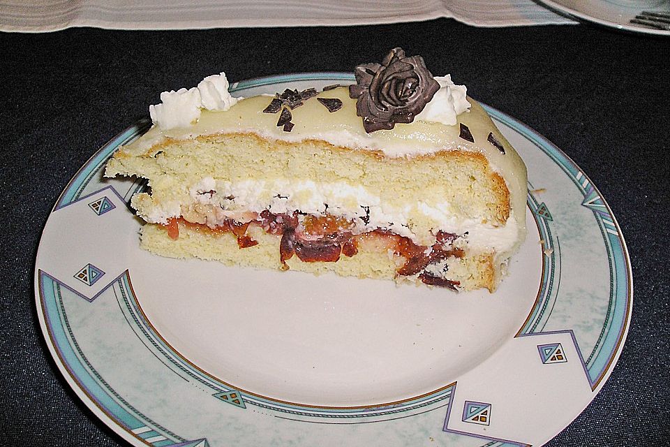 Fruchtige Marzipantorte mit Pflaumen