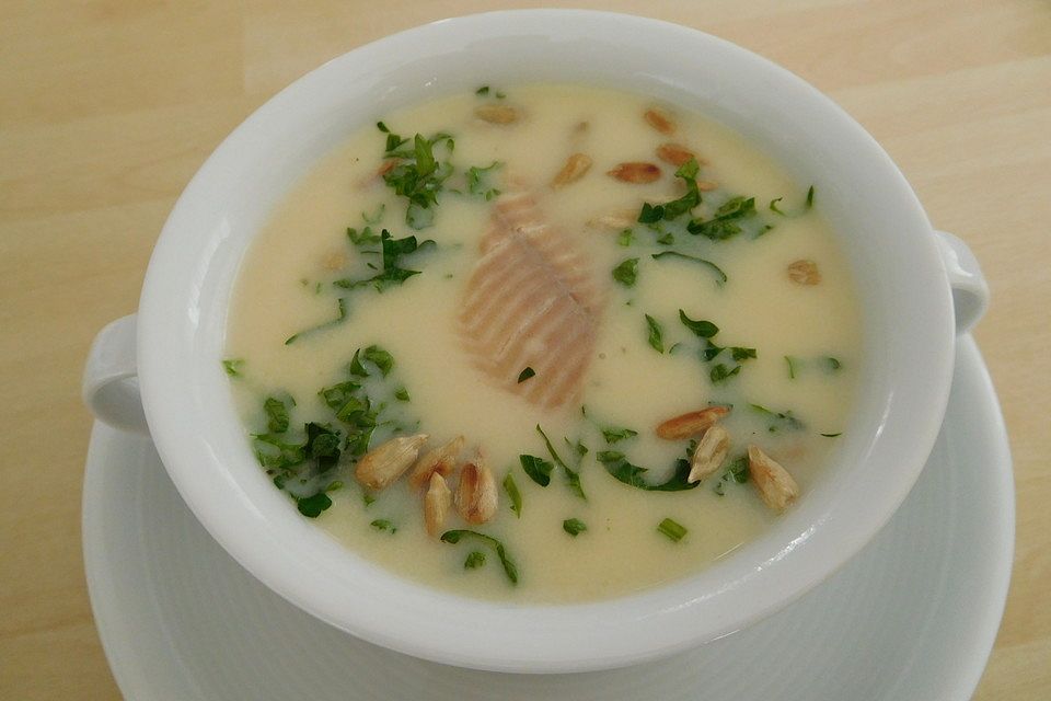 Feine Kartoffelsuppe mit Forelle