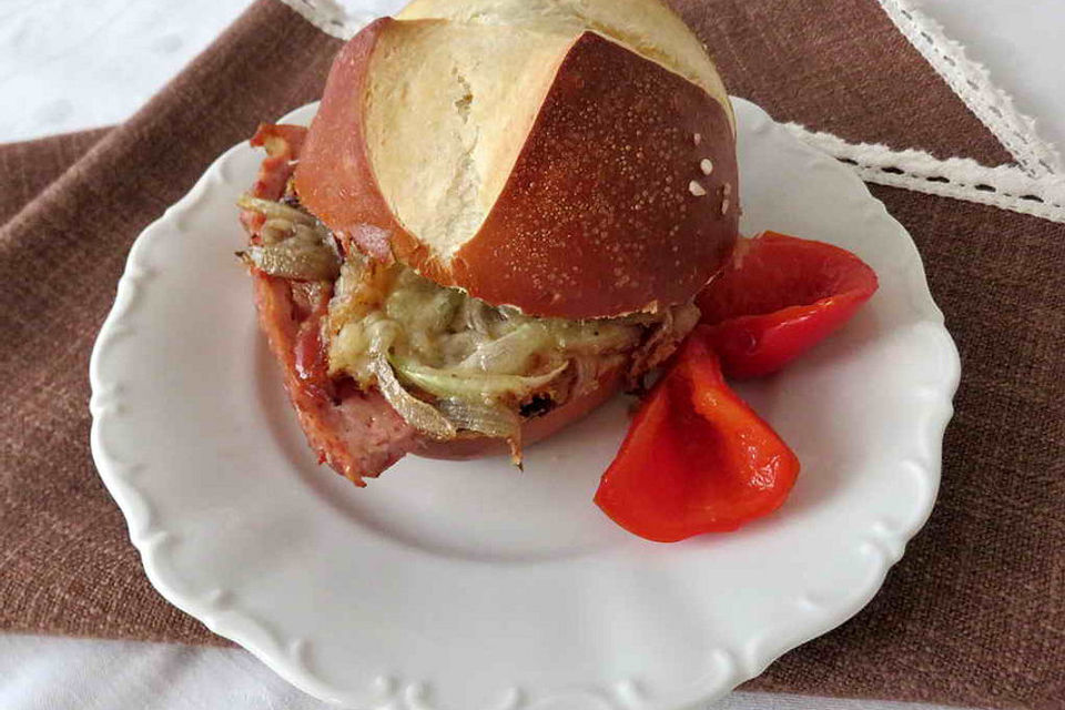 Laugenbrötchen-Leberkäse Burger