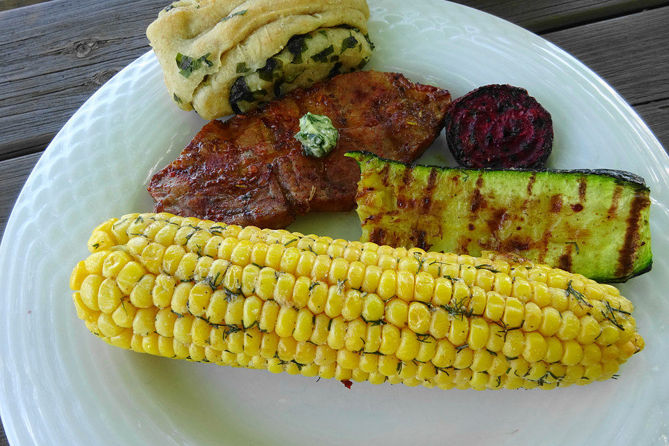 Gegrillte Maiskolben mit Dillbutter