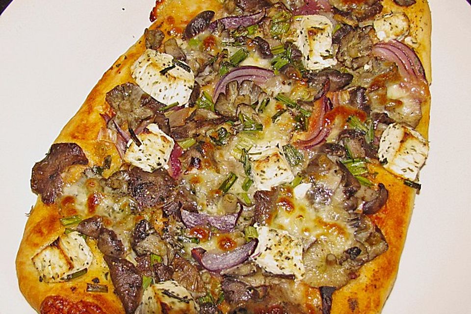 Waldpilz-Zwiebel-Ziegenkäse Pizza