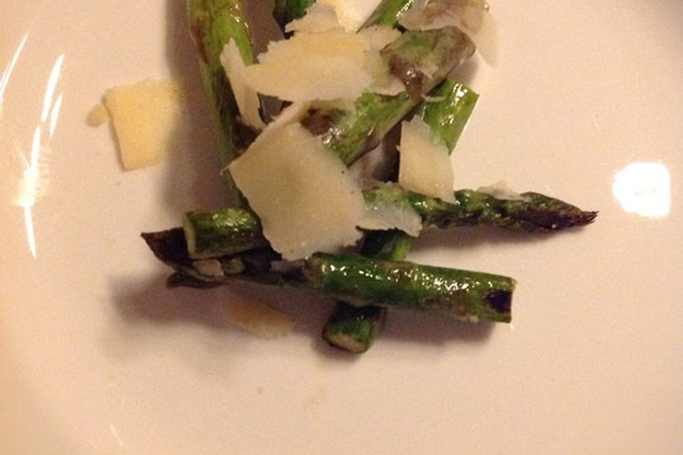 Grüner Spargel mit Parmesan