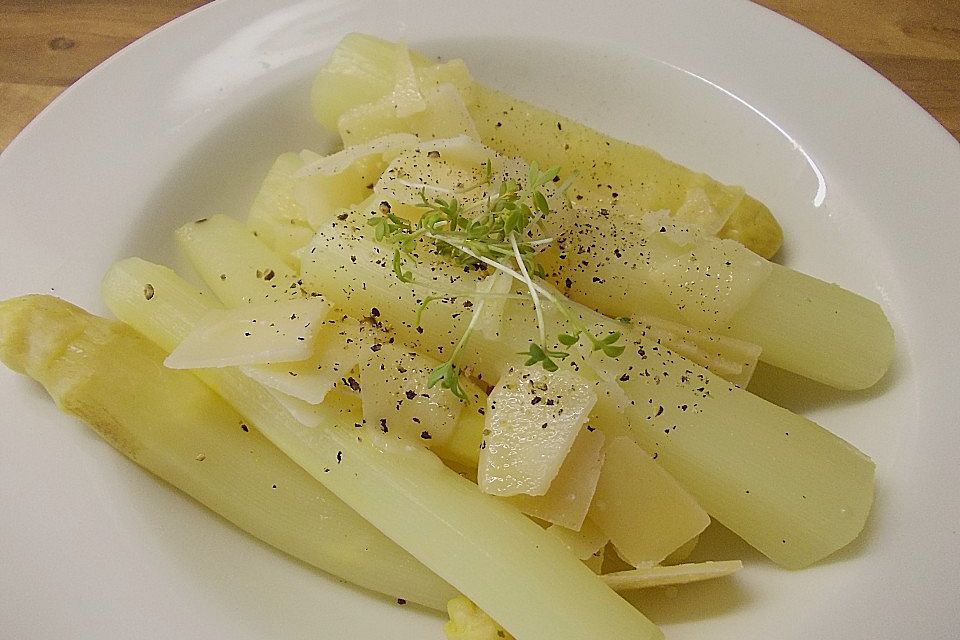 Grüner Spargel mit Parmesan