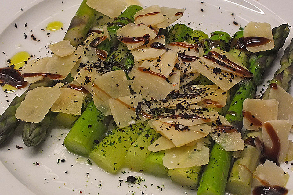 Grüner Spargel mit Parmesan