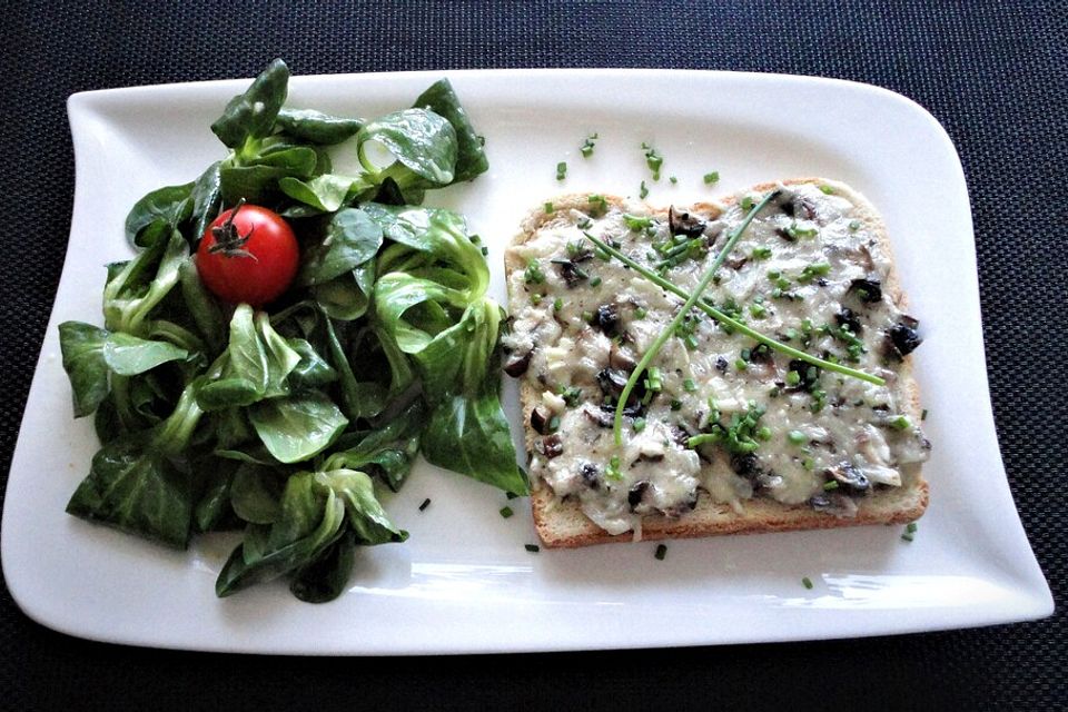 Flammkuchentoast mit Pilzen