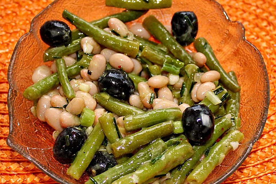 Bohnensalat mit schwarzen Oliven