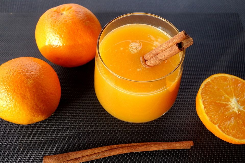 Frischer Orangensaft mit Orangenblütenwasser