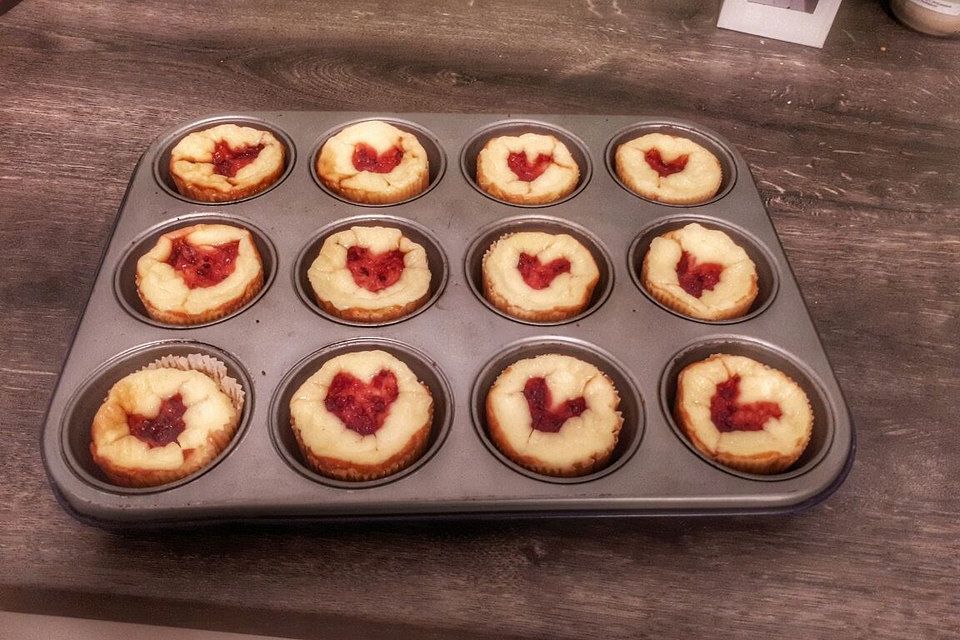 Mini-Cheesecakes mit Himbeerherzchen