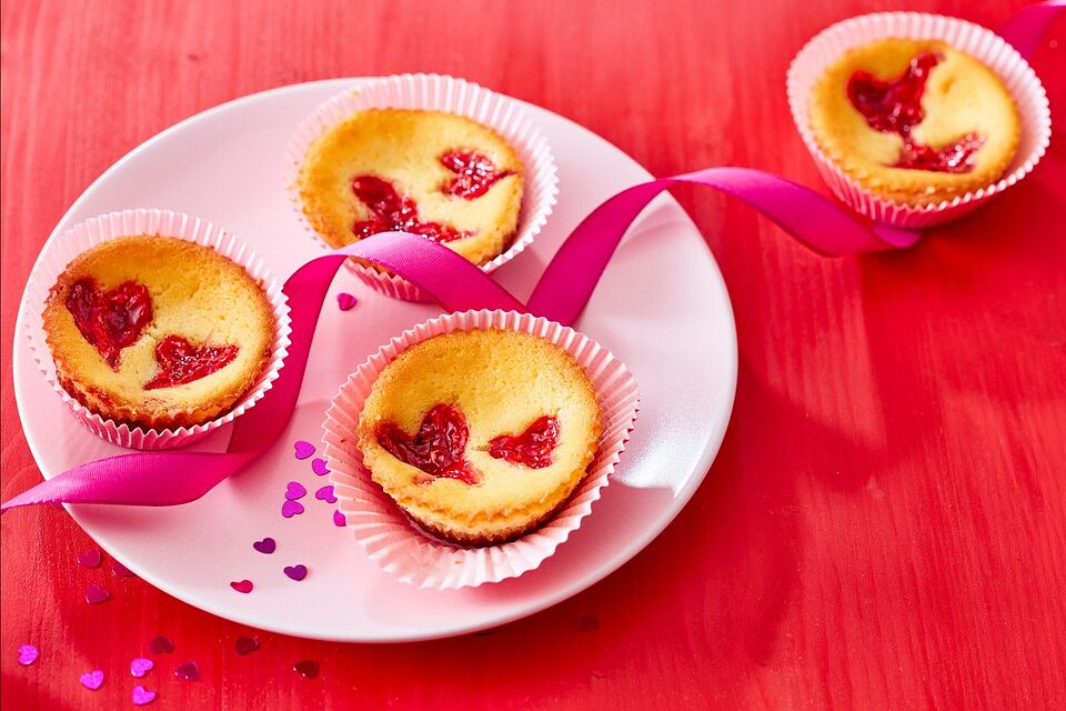 Mini-Cheesecakes mit Himbeerherzchen