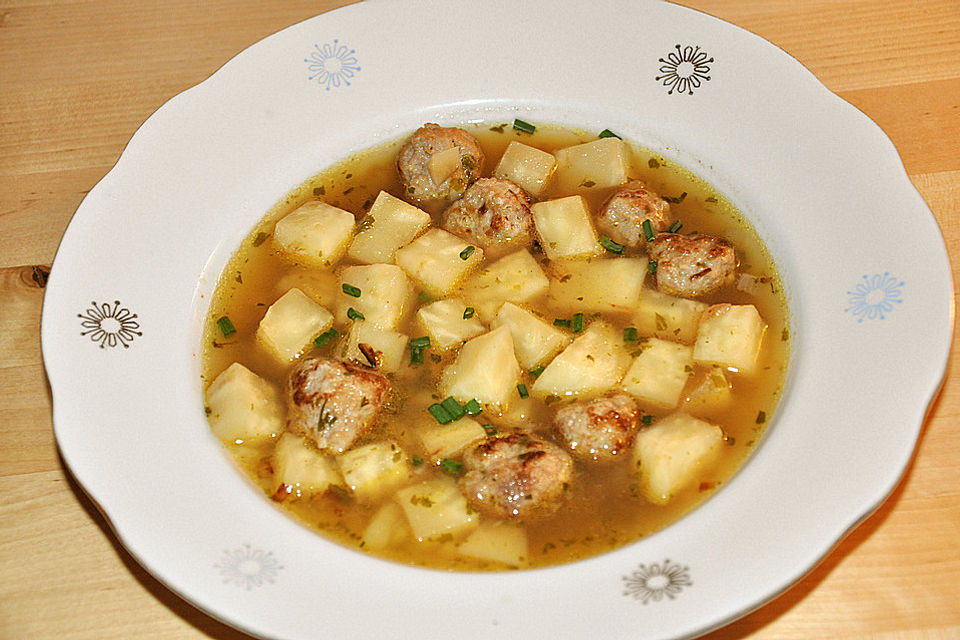 Selleriesuppe mit Gehacktesklößchen