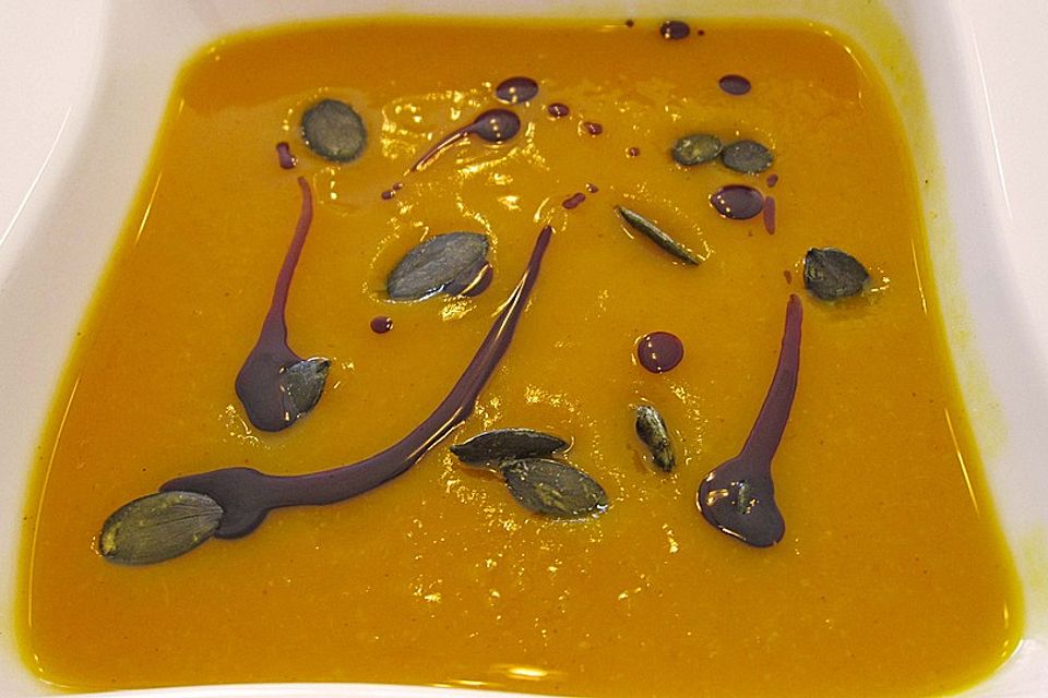 Kürbiscremesuppe mit steirischem Kürbiskernöl