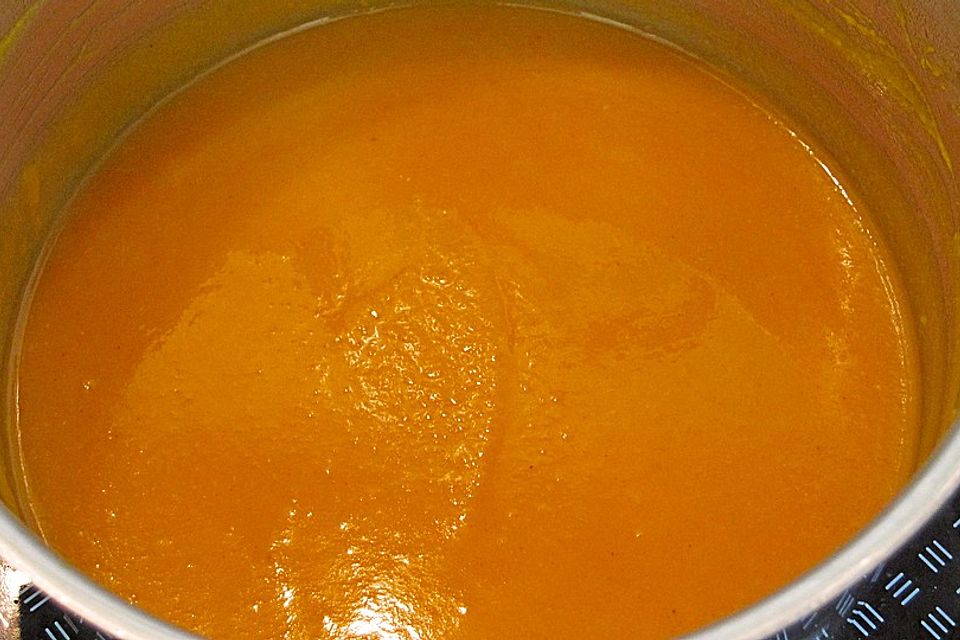 Kürbiscremesuppe mit steirischem Kürbiskernöl