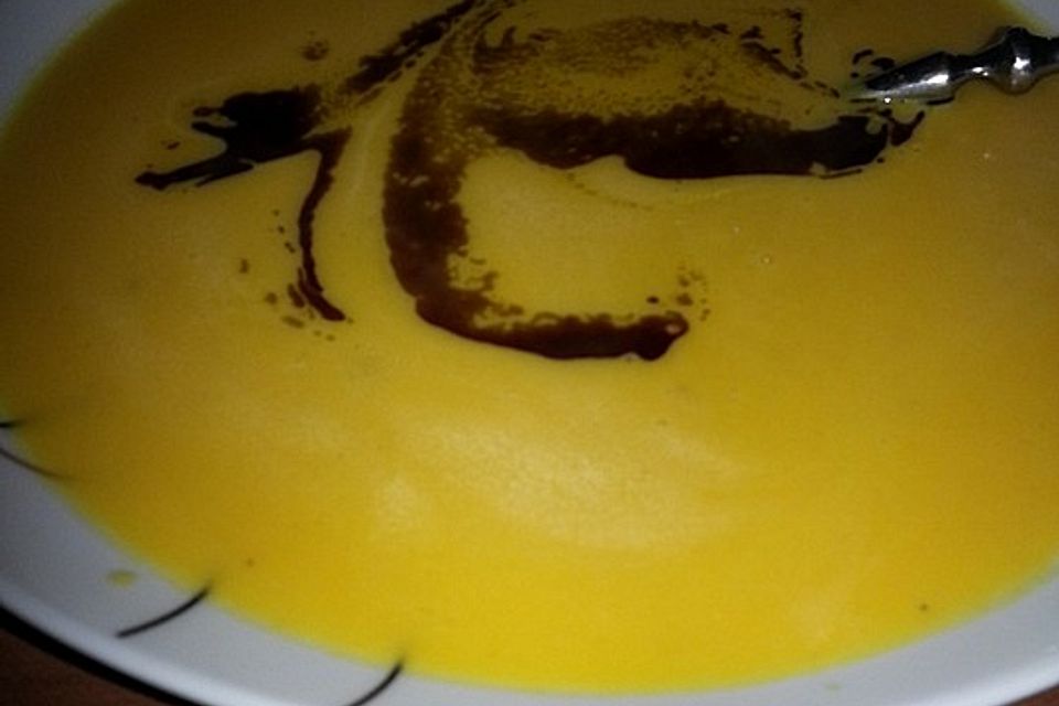 Kürbiscremesuppe mit steirischem Kürbiskernöl