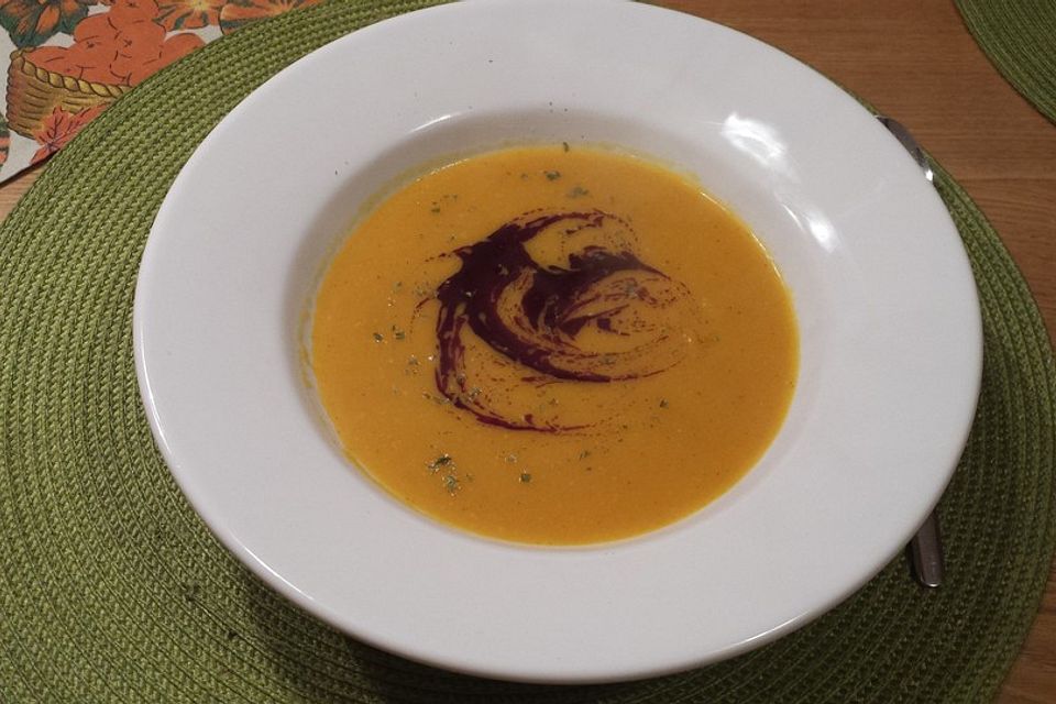 Kürbiscremesuppe mit steirischem Kürbiskernöl