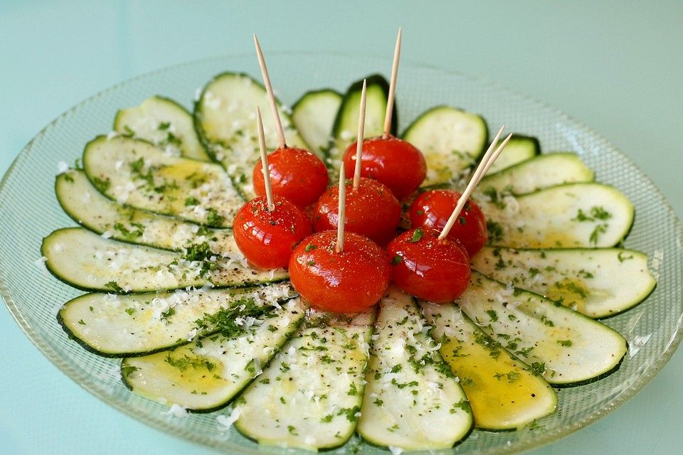 Karamellisierte Kirschtomaten mit Zucchinicarpaccio