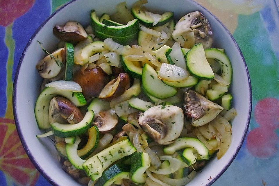 Zucchini-Champignongemüse