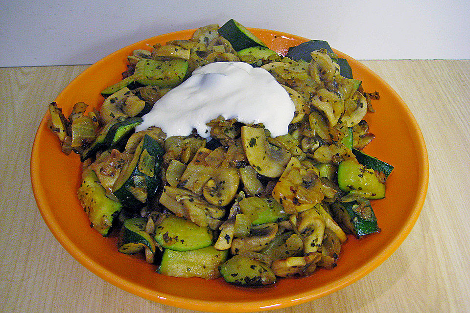 Zucchini-Champignongemüse