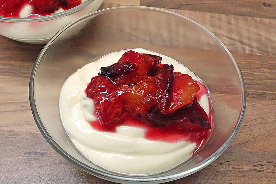 Topfencreme mit Beeren