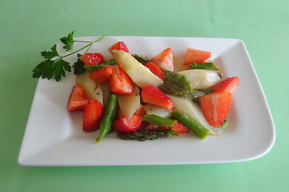 Bunter Spargelsalat mit Erdbeeren