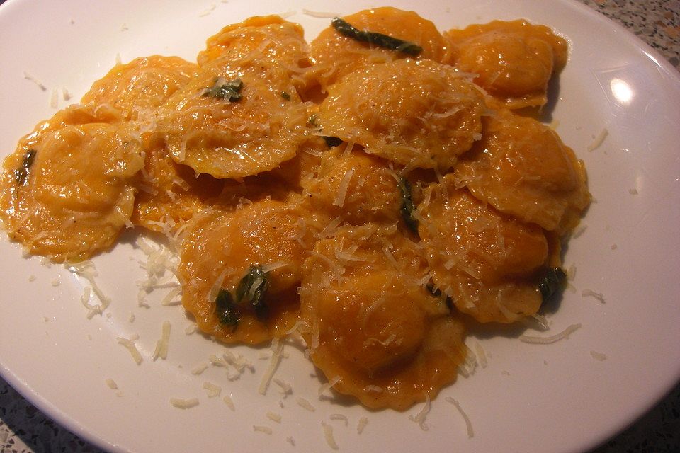 Ravioli mit Lachs-Frischkäsefüllung