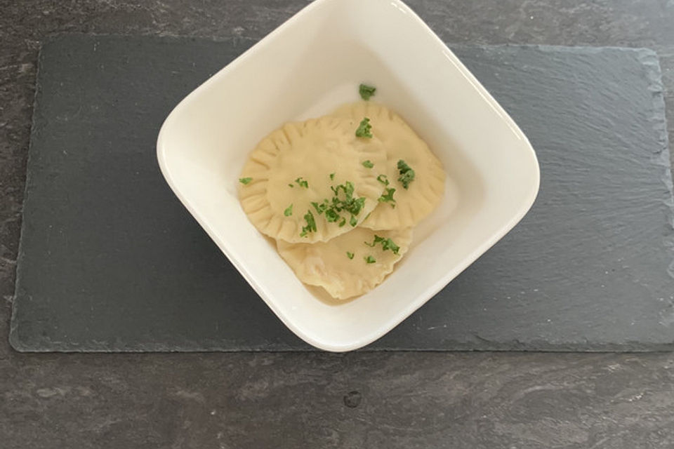 Ravioli mit Lachs-Frischkäsefüllung