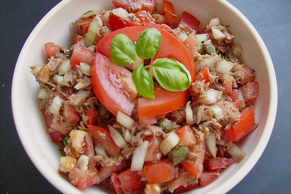 Tomatensalat mit Thunfisch